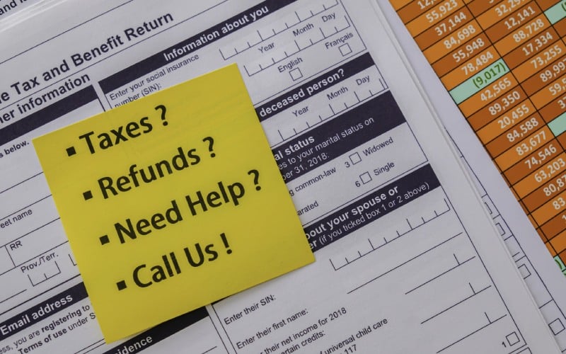 sticky-note-on-canadian tax forms ot advertise tax services